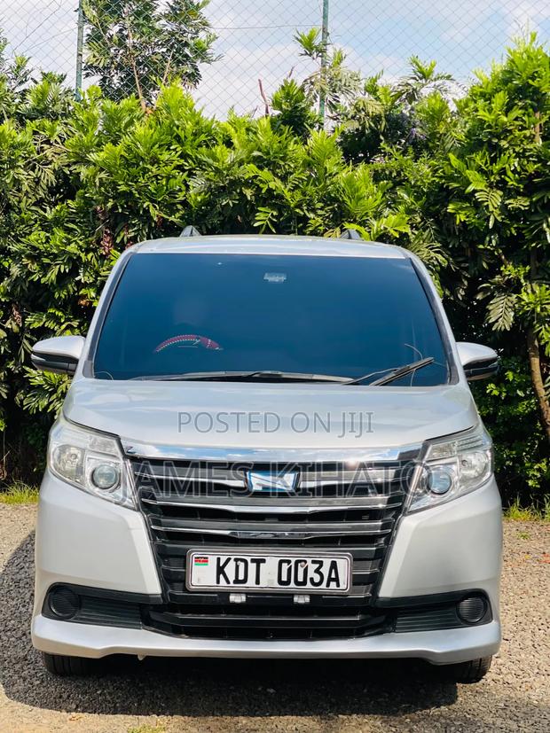 Toyota Noah 2018 Silver