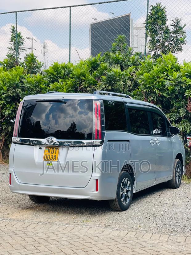 Toyota Noah 2018 Silver
