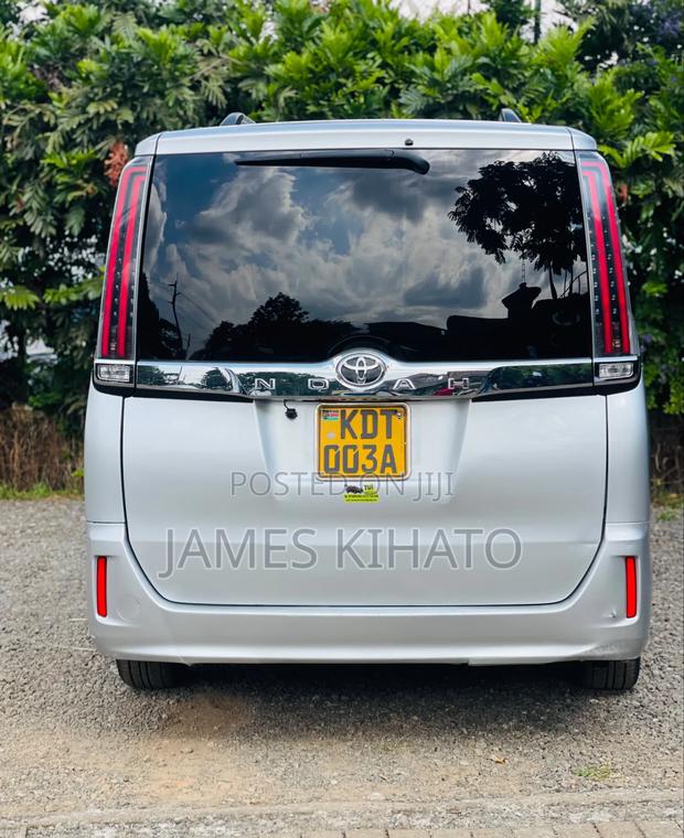 Toyota Noah 2018 Silver