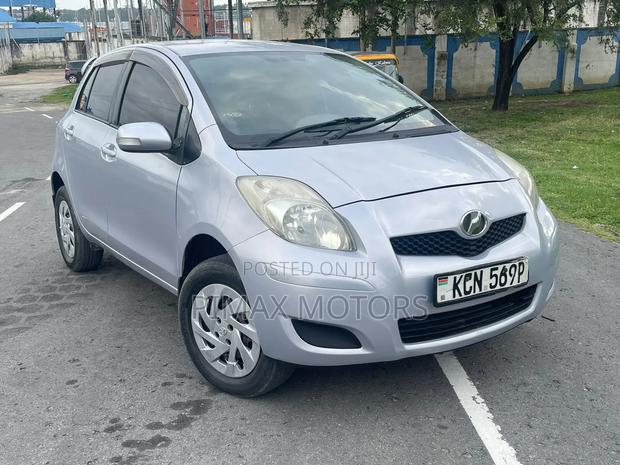 Toyota Vitz 2010 Silver