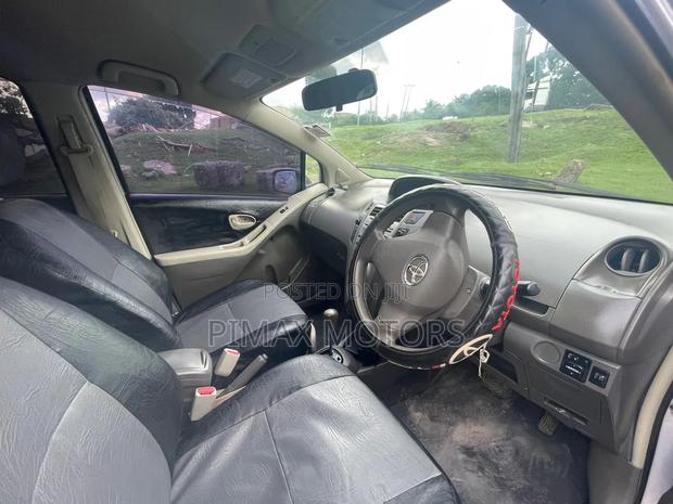 Toyota Vitz 2010 Silver