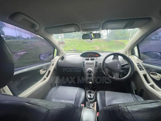 Toyota Vitz 2010 Silver