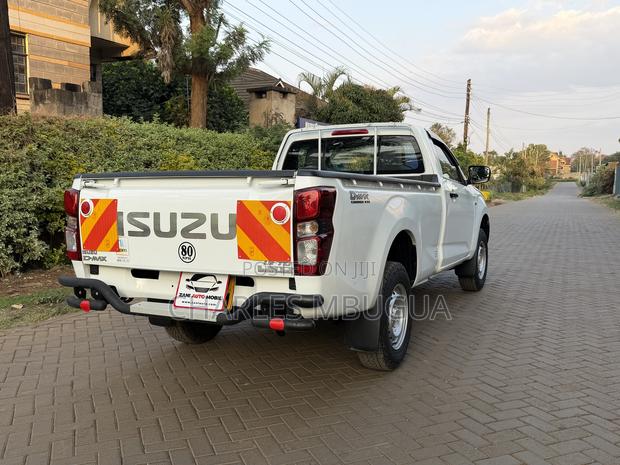 New Isuzu D-MAX 2025 White