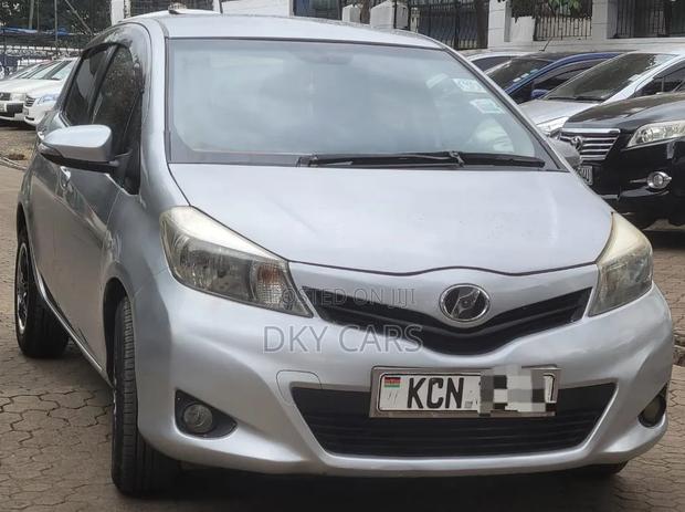 Toyota Vitz 2011 Silver
