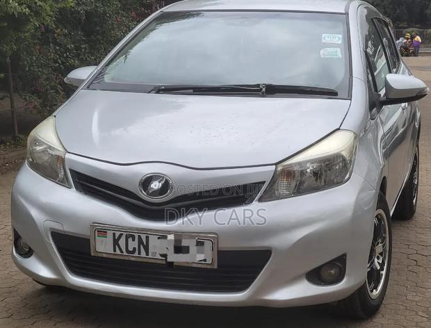 Toyota Vitz 2011 Silver