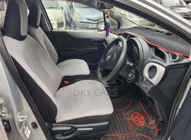 Toyota Vitz 2011 Silver