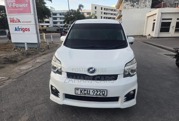 Toyota Voxy 2009 White