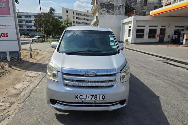 Toyota Noah 2013 Silver