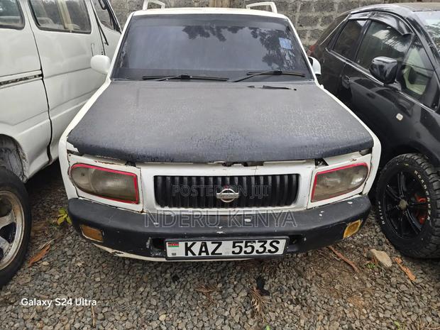 Nissan Rasheen 2000 White