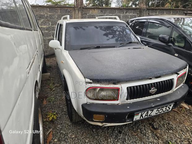 Nissan Rasheen 2000 White