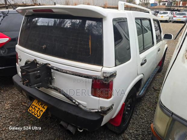 Nissan Rasheen 2000 White