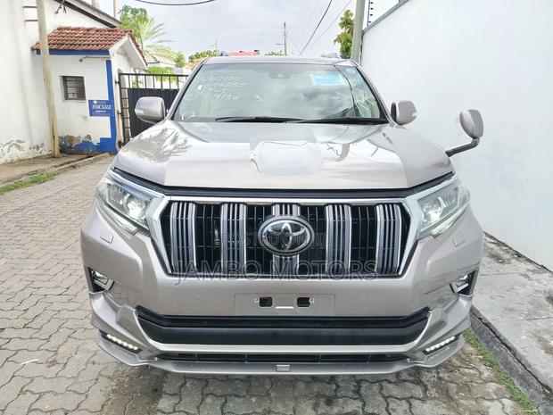 Toyota Land Cruiser Prado 2.8 2022 Gold
