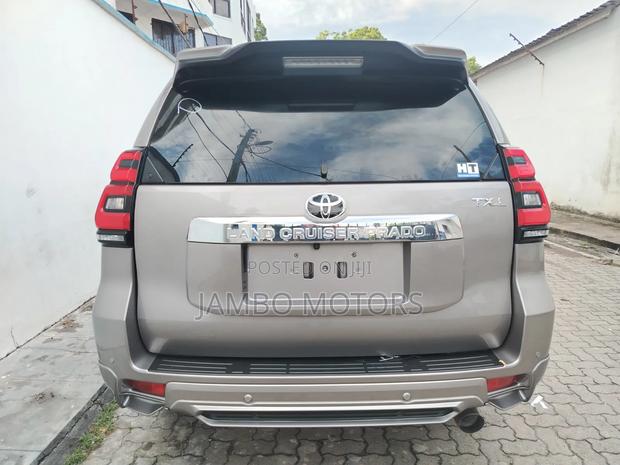 Toyota Land Cruiser Prado 2.8 2022 Gold