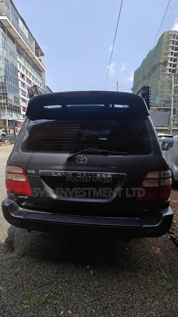 Toyota Land Cruiser 2005 Gray