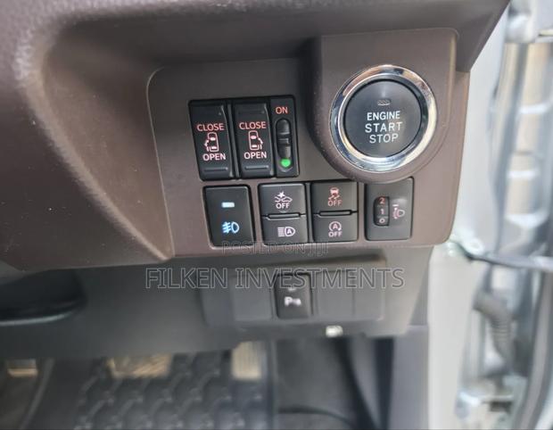 Toyota Roomy 2020 Silver
