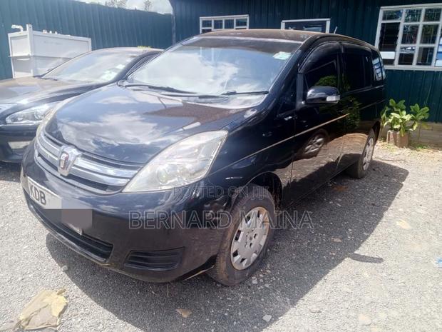 Toyota ISIS 2013 Black
