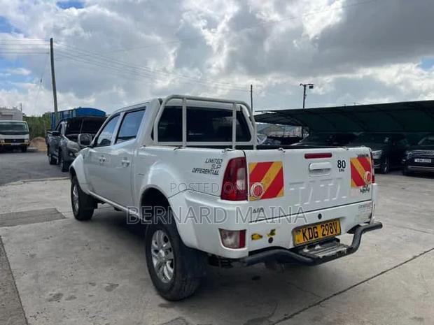 Tata Xenon 2017 White
