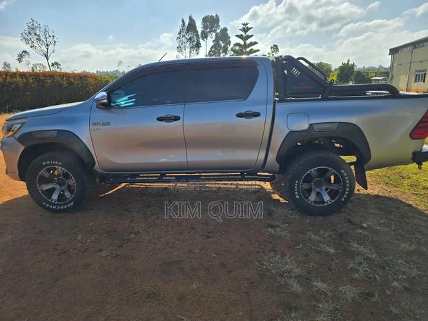 Toyota Hilux 2016 Gray