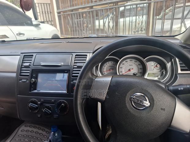 Nissan Tiida 2011 Silver