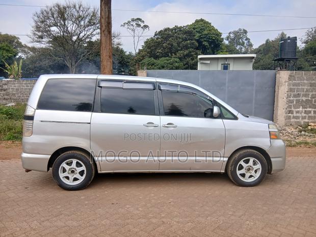 Toyota Voxy 2006 Silver