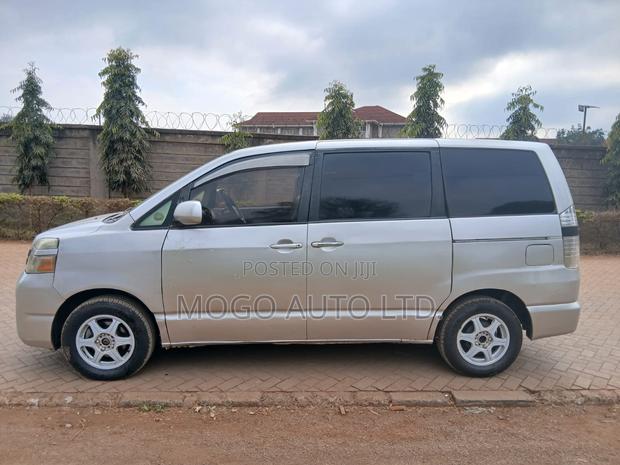 Toyota Voxy 2006 Silver