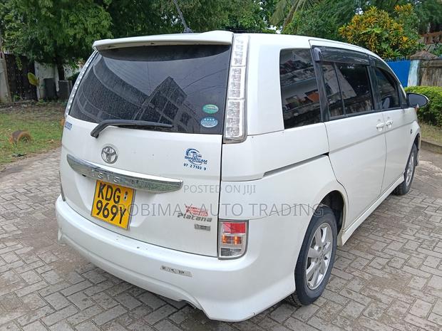Toyota ISIS 2015 White