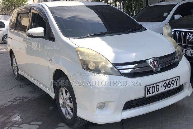 Toyota ISIS 2015 White