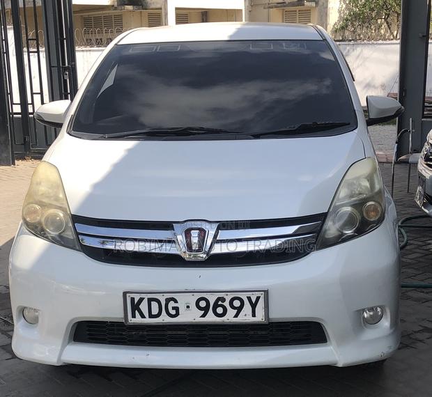 Toyota ISIS 2015 White