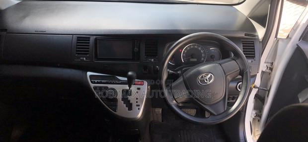 Toyota ISIS 2015 White