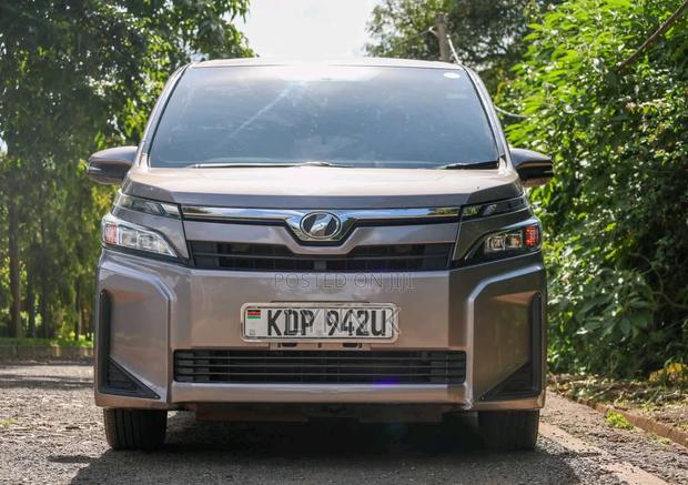 Toyota Voxy 2018 Gold