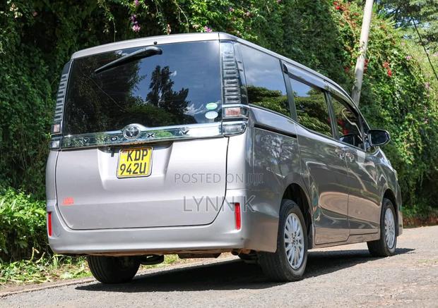 Toyota Voxy 2018 Gold