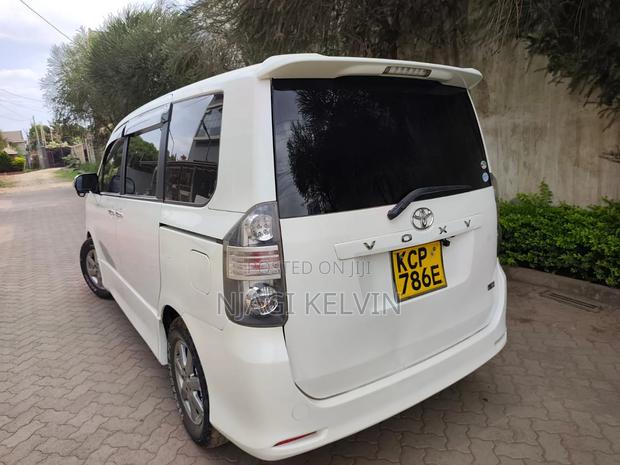 Toyota Voxy 2010 White