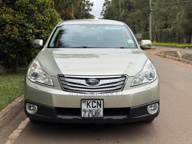 Subaru Outback 2.5i 2010 Gold
