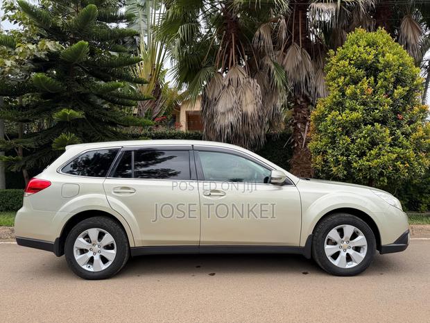 Subaru Outback 2.5i 2010 Gold