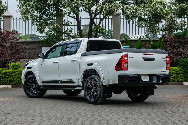 Toyota Hilux 2022 White