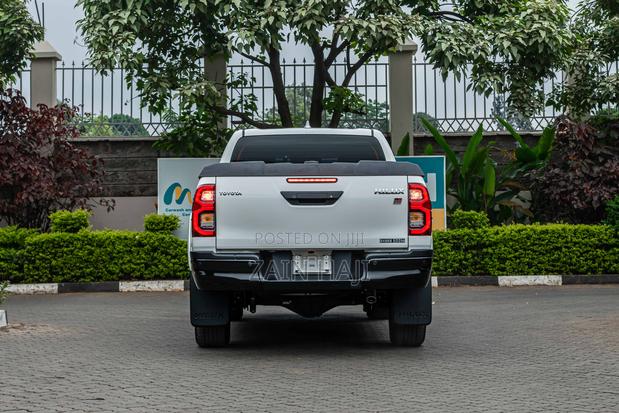 Toyota Hilux 2022 White