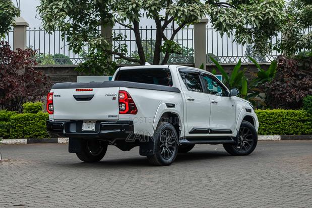 Toyota Hilux 2022 White