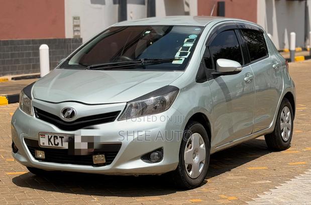 Toyota Vitz 2012 Silver