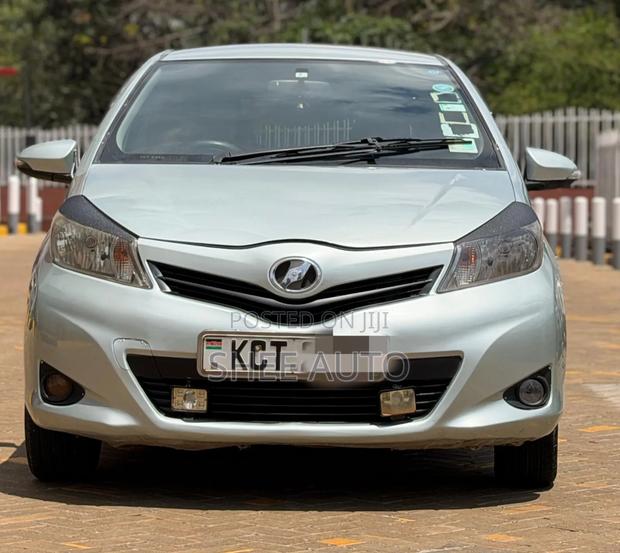 Toyota Vitz 2012 Silver