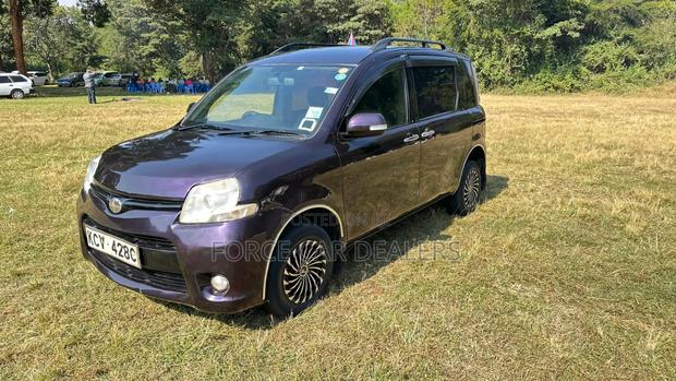 Toyota Sienta 2013