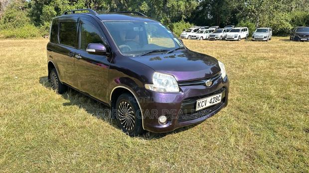 Toyota Sienta 2013