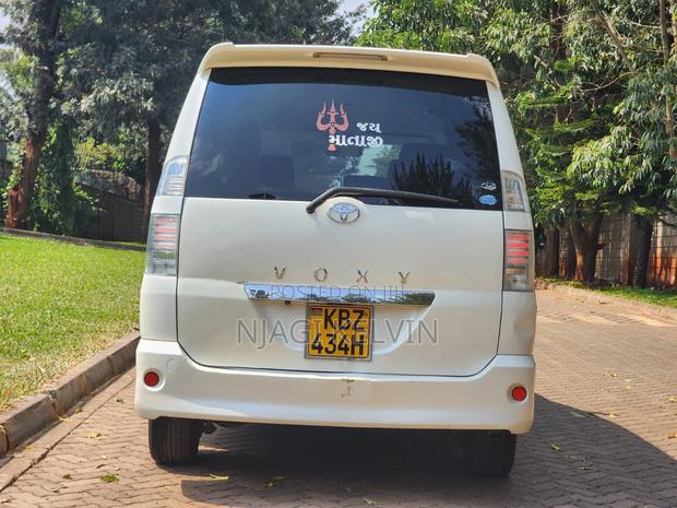 Toyota Voxy 2007 White