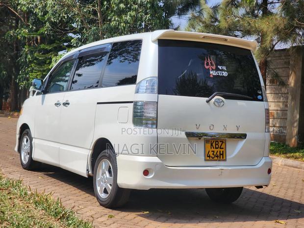 Toyota Voxy 2007 White