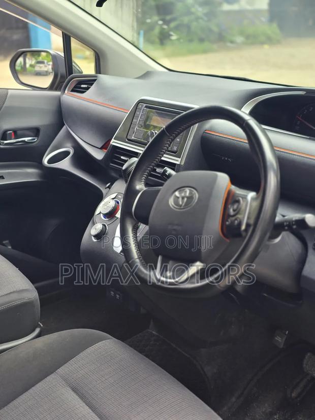 Toyota Sienta 2019 Beige
