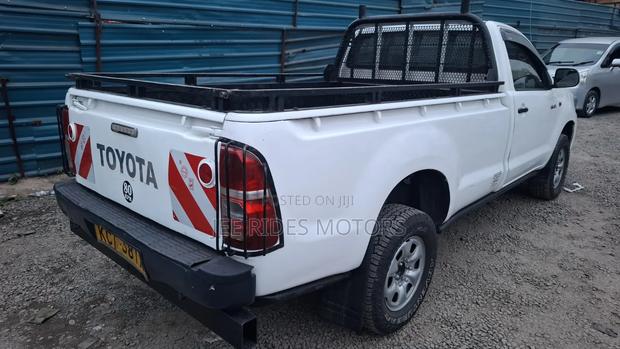 Toyota Hilux 2011 White
