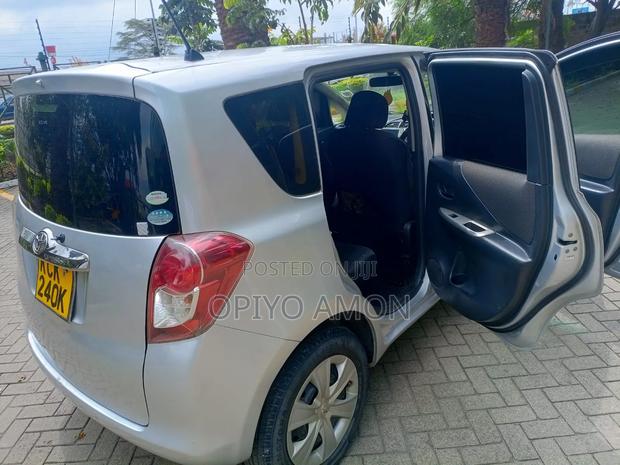 Toyota Ractis 2009 Silver