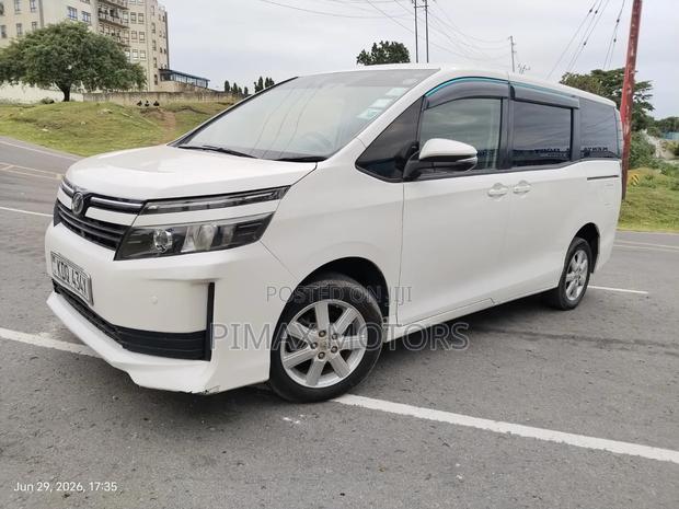 Toyota Voxy 2017 White