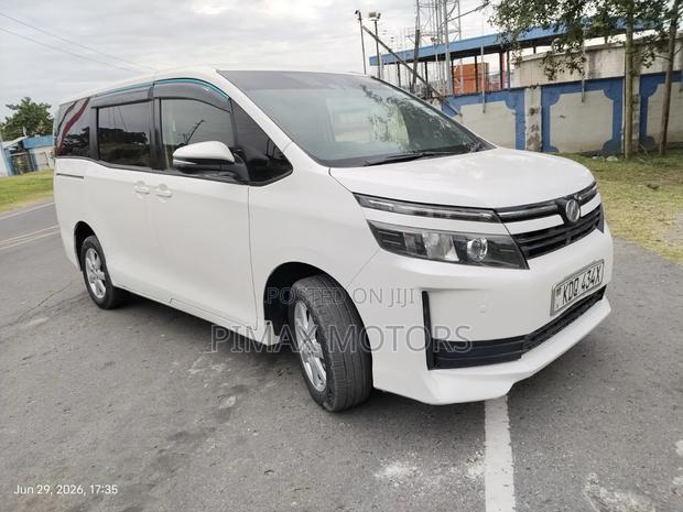 Toyota Voxy 2017 White