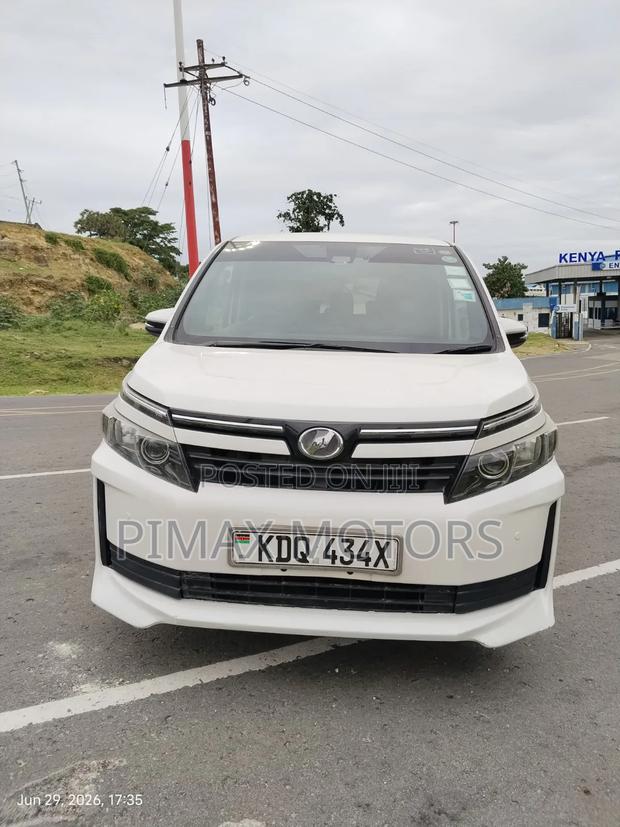 Toyota Voxy 2017 White
