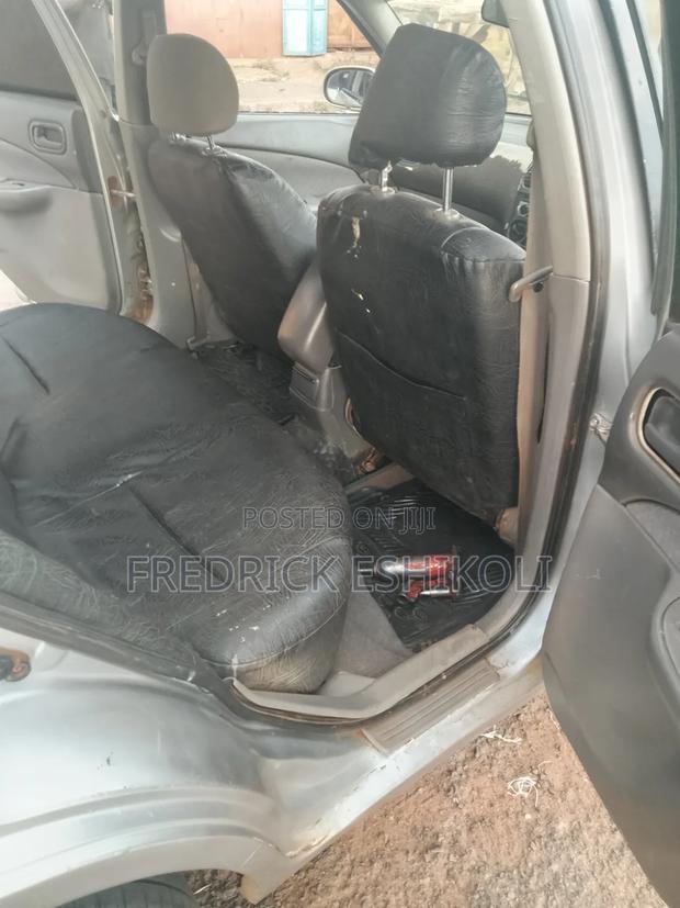 Nissan Sunny 2000 Silver